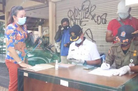 Anggota DPRD Gianyar Fraksi PDIP Dapil Ubud, Etty Yuliastuti terjaring razia masker di Jalan Raya Blahbatuh) (RADAR BALI)