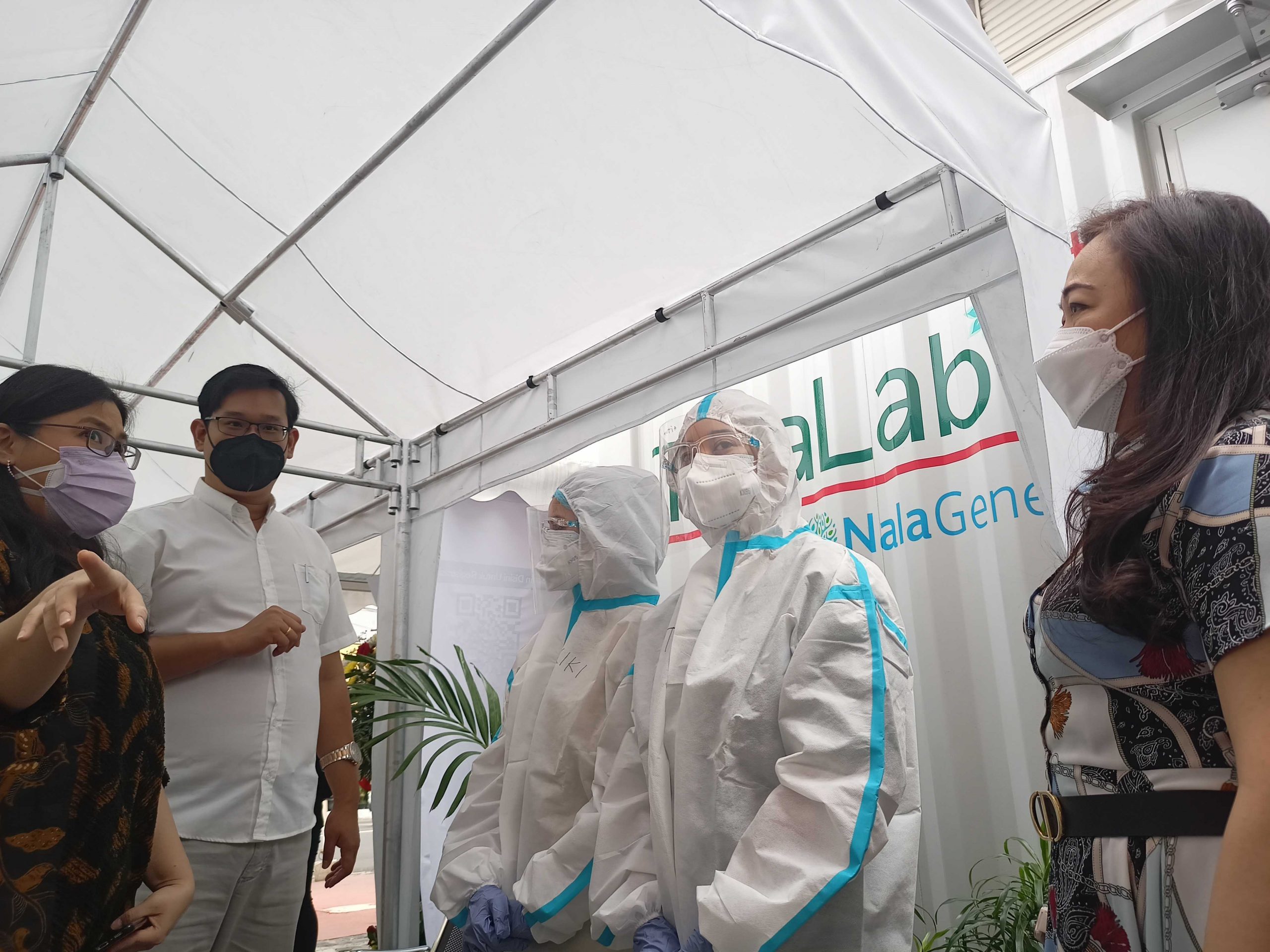 Dr. Deborah (kiri), Head of Tribes Biotechnology Digital Transformation Office (DTO) Kemenkes Alex L. Suherman (kedua kiri) bersama Medical Director Triha Clinic Dr. Catherine Tjahjadi (kanan) berbincang dengan petugas medis TrihaLab, disela acara pembukaan TrihaLab di Jakarta, Sabtu (20/11). foto:Raka/NetizenIndonesia