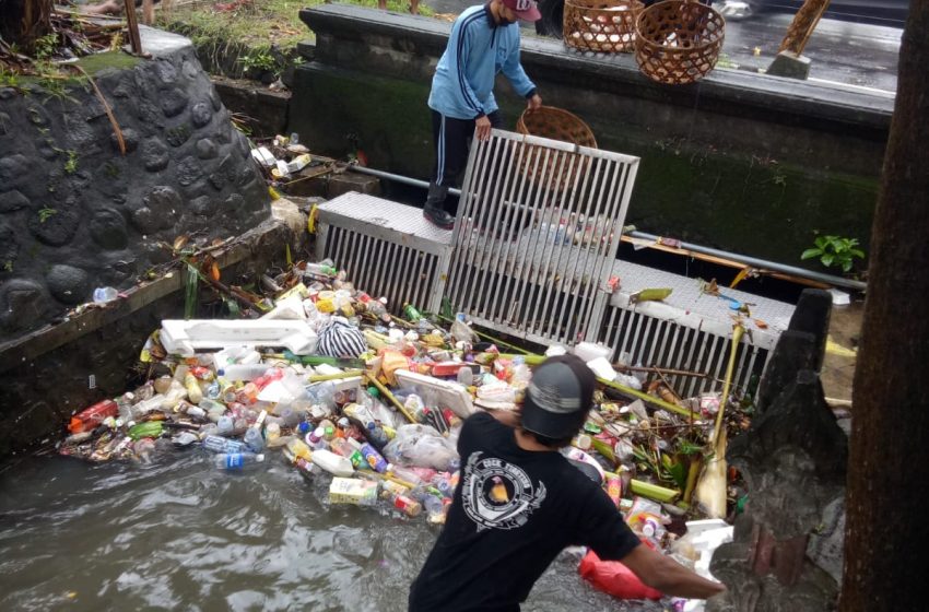  Pasca Hujan Deras, Petugas Prokasih Sibuk Bersihkan Sampah
