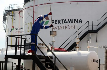 Pertamina menurunkan harga BBM nonsubsidi baik Pertamax maupun solar.