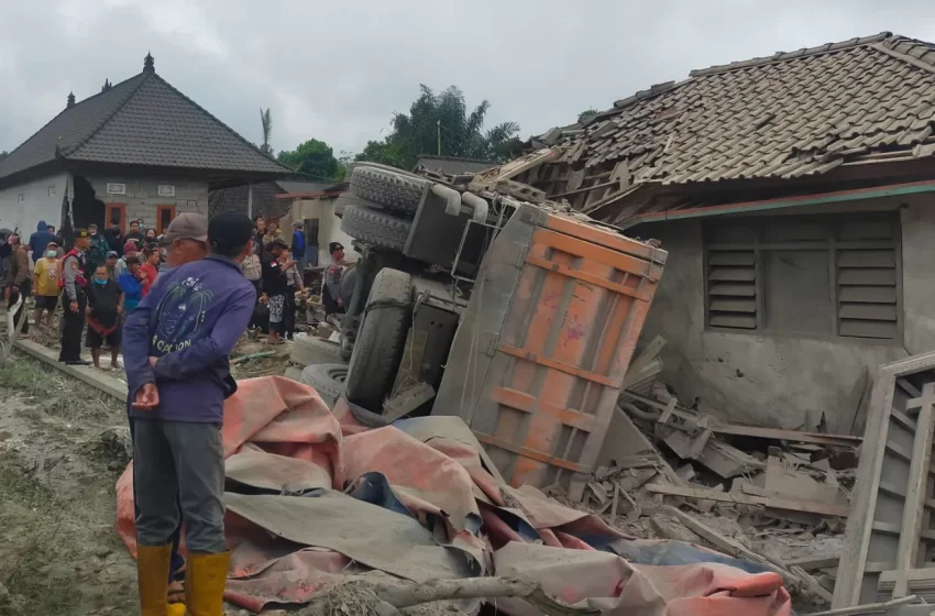  Duarrr….! Truk Angkut Semen Ngeblong Empat Nyawa Melayang