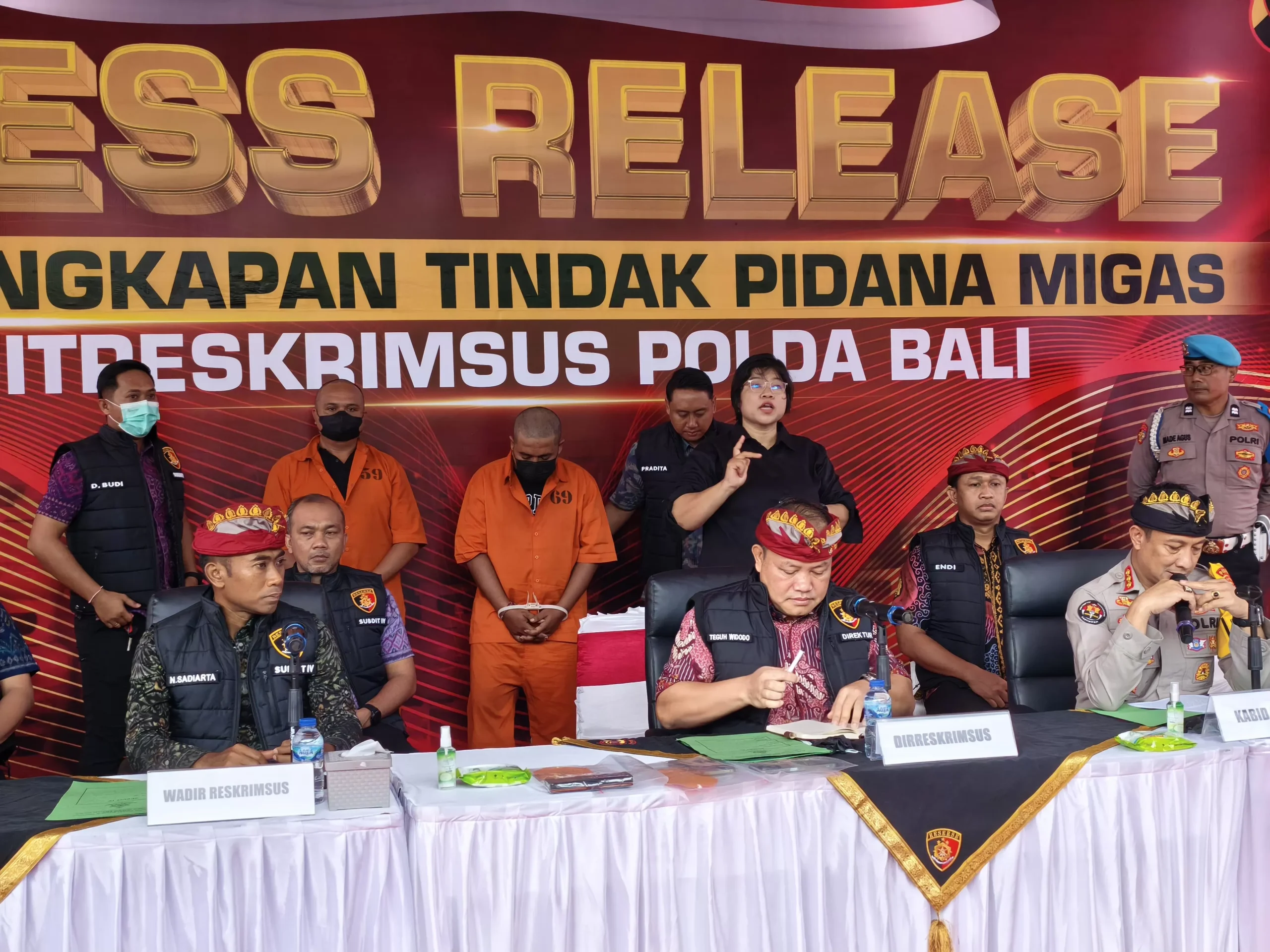 Polda Bali menggelar jumpa pers kasus penimbunan solar subsidi di Suwung Batan Kendal Denpasar.