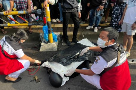 Petugas medis mengevakuasi korban kecelakaan lalu lintas di Jalan Kepundung Denpasar.