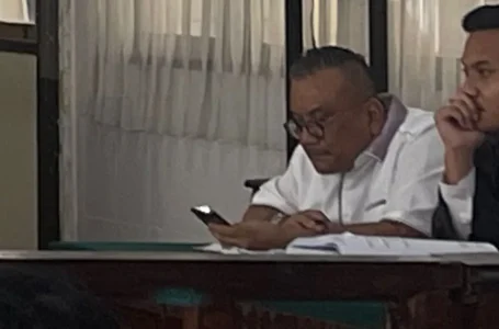 Terdakwa Togar Situmorang terlihat memegang ponsel saat sidang pemeriksaan saksi di PN Denpasar.