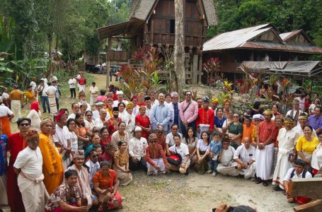 Pandji Pragiwaksono bersama warga adat di Toraja.