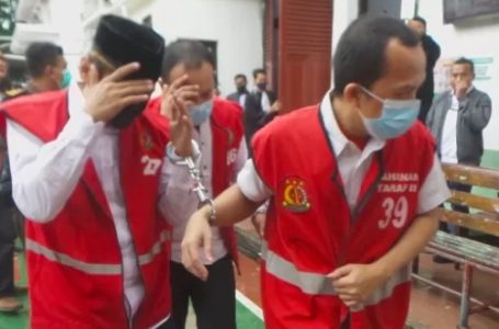 Sebagian terdakwa kasus  “Siwalan Party” digiring petugas untuk menjalani sidang di Pengadilan Negeri (PN)  Surabaya.