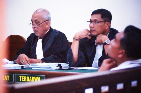 I Putu Suardana didampingi Penasihat Hukum Putu Wirata Dwikora saat jalani sidang pencemaran nama baik di PN Negara, Jembrana Bali.