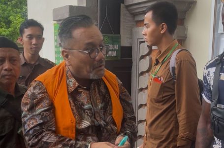 Advokat Togar Situmorang usai divonis bersalah lakukan penipuan dengan hukuman 2 tahun 6 bulan penjara. 