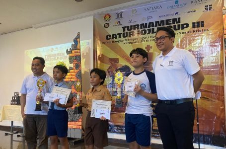Chairman Institute Of Justice Law Firm, Dr. Lukas Banu, SH dan Putu Parama Adhi wibawa, SH bersama tiga pemenang juara I,II,dan III turnamen catur tingkat SD di SD Tunas Daud Denpasar.